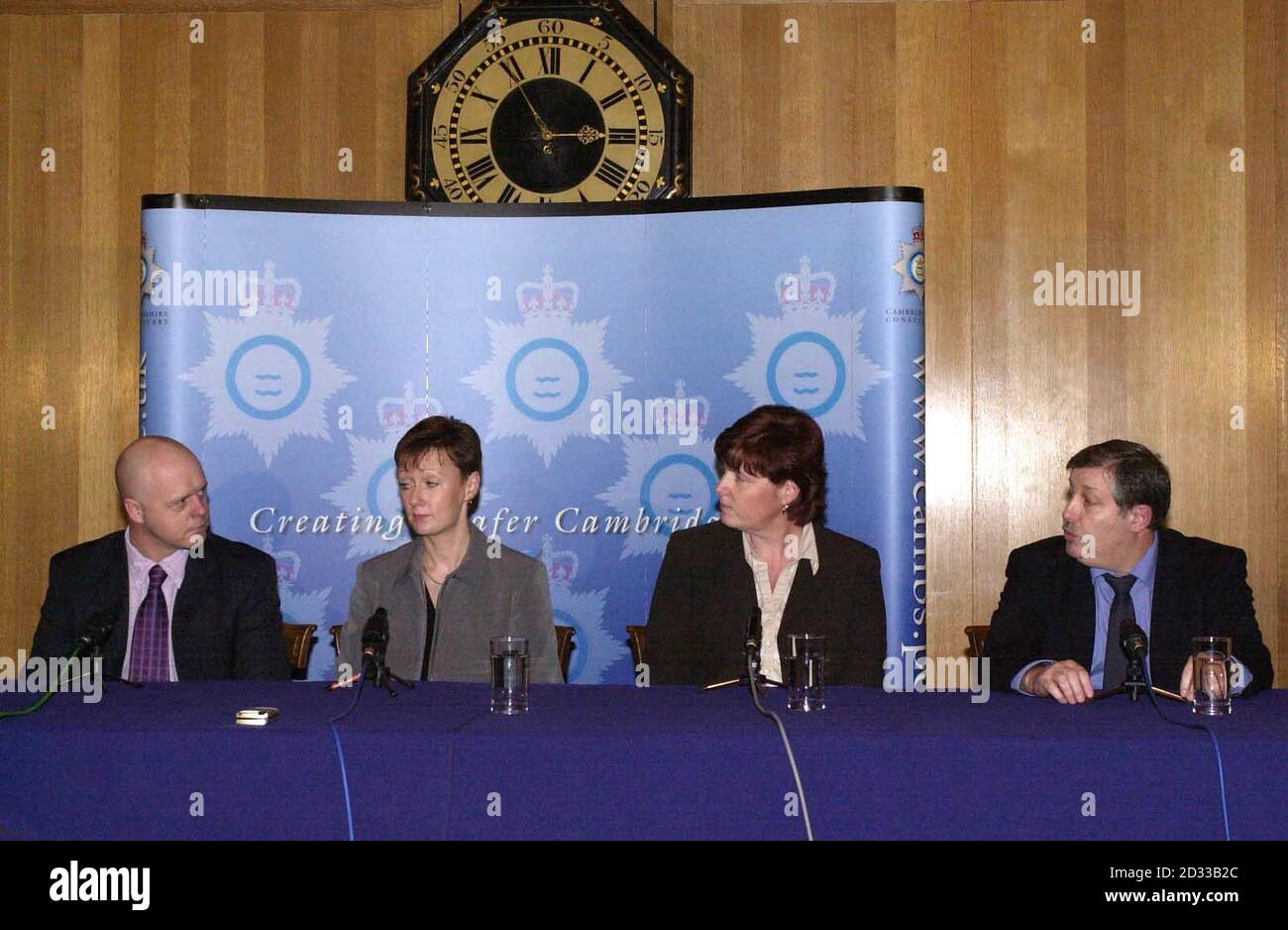 Les parents des écoliers assassinés de Soham Holly Wells et Jessica Chapman(gauche-droite) Kevin et Nicola Wells et Sharon et Leslie Chapman donnent leur réaction lors d'une conférence de presse tenue dans le centre de Londres le jour où Ian Huntley a été condamné à vie pour les meurtres de leur fille. Maxine Carr a été condamnée à trois ans et demi pour avoir conspiré avec Huntley pour avoir perverti le cours de la justice. Elle purtera la moitié de cette peine car le temps de garde sera pris en compte. Banque D'Images