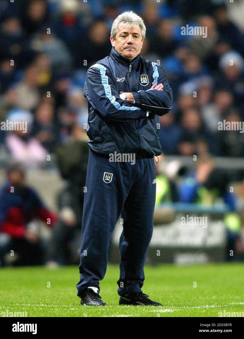 Kevin Keegan, directeur de Manchester City, observe son équipe contre Leeds United lors du match Barclaycard Premiership au stade de la ville de Manchester, à Manchester. CETTE IMAGE NE PEUT ÊTRE UTILISÉE QUE DANS LE CONTEXTE D'UNE FONCTION ÉDITORIALE. AUCUNE UTILISATION DE SITE WEB/INTERNET À MOINS QUE LE SITE NE SOIT ENREGISTRÉ AUPRÈS DE L'ASSOCIATION DE FOOTBALL PREMIER LEAGUE. Banque D'Images