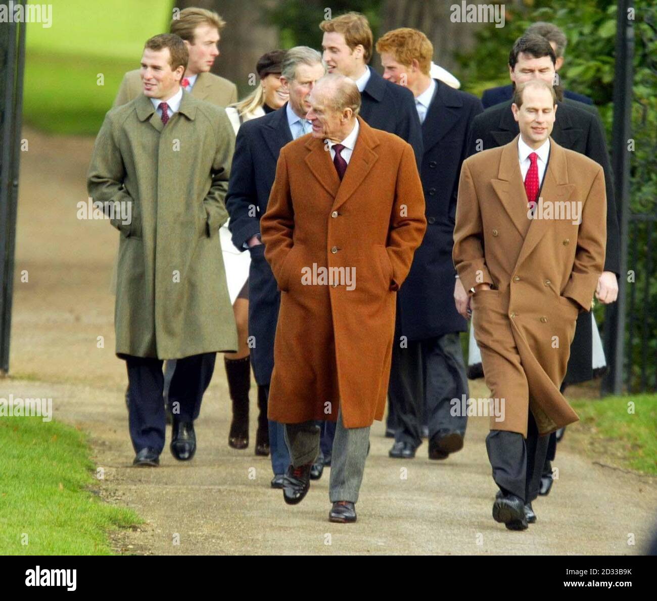 Le duc d'Édimbourg (devant à gauche) et le comte de Wessex (devant à droite) dirigent des membres de la famille royale vers l'église Sainte-Marie-Madeleine sur le domaine royal de Sandringham, Norfolk, pour le service du jour de Noël. La Reine a fait sa première apparition publique aujourd'hui depuis qu'elle a subi une chirurgie sur son genou et son visage. Elle est arrivée pour le service en voiture avec la comtesse de Wessex. Banque D'Images