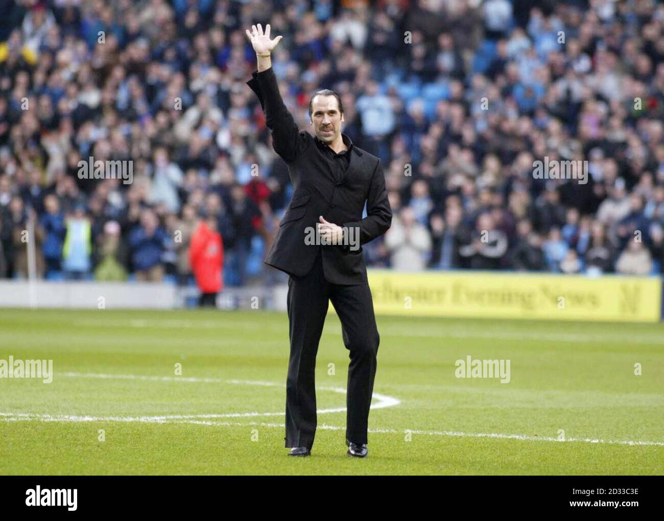 David Seaman, ancien gardien de but de Manchester City, se lance devant la foule lors du match FA Barclaycard Premiership entre Manchester City et Blackburn Rovers au stade de la ville de Manchester. Seaman a annoncé sa retraite du football plus tôt dans la semaine, et a été remplacé par David James. Manchester City a obtenu 1-1 avec Blackburn Rovers. Banque D'Images