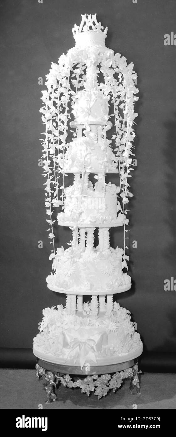 Un gâteau de mariage, conçu et offert par Madame Floris de Brewer Street, Londres, à la princesse Margaret et à M. Antony Armstrong-Jones. Le gâteau de trois cents poids, en cinq niveaux et sept pieds de haut est surmonté d'une couronne le monogramme ma. Il est orné de marguerites et de roses, tandis que les pétales de rose se cascade du niveau supérieur. Ce n'est pas le gâteau officiel. Banque D'Images