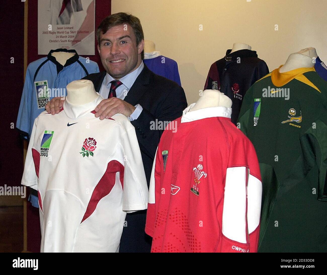 Jason Leonard, joueur international de rugby, dévoile sa collection de maillots de coupe du monde de rugby 2003 devant être mise aux enchères à Christie's, Londres. Jason s'appuie sur son maillot à manches courtes de la finale de la coupe du monde de rugby en Angleterre 2003, qui fait partie de huit de la collection. Banque D'Images