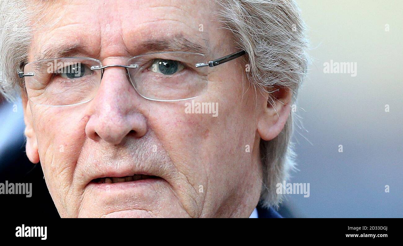 L'acteur de la rue couronnement William Roache arrive au tribunal de la Couronne de Preston, où il nie deux chefs d'accusation d'avoir violé une jeune fille de 15 ans dans l'est du Lancashire en 1967, et quatre agressions indécentes impliquant quatre filles âgées de 11 ou 12 à 16 ans dans la région de Manchester en 1965 et 1968. Banque D'Images