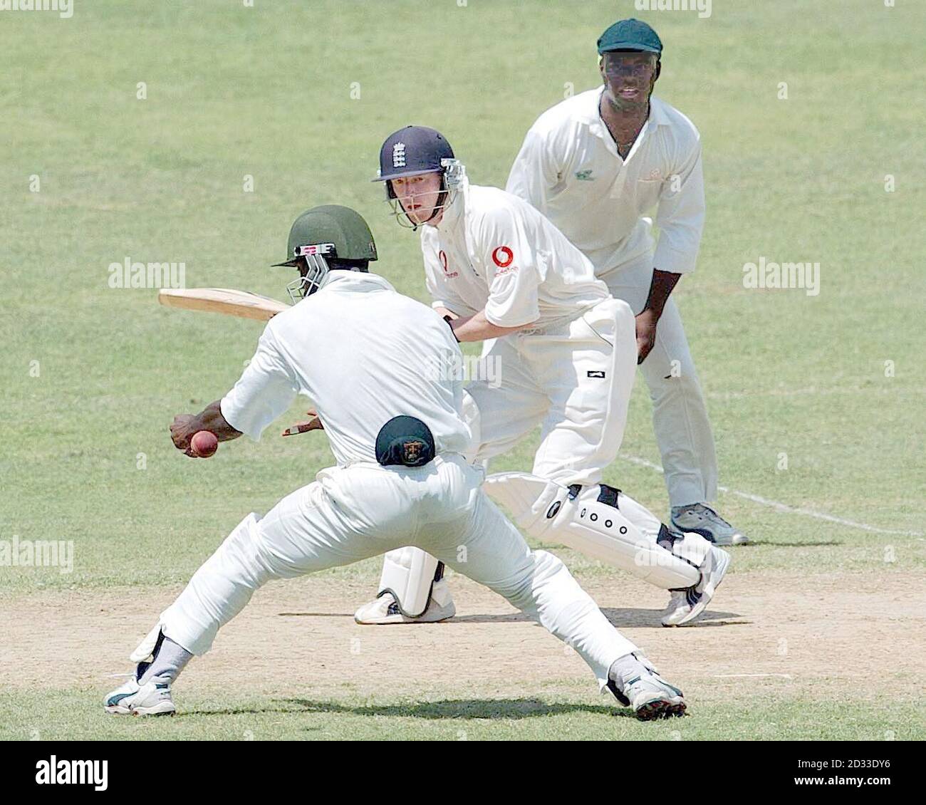 Paul Collingwood, en Angleterre, est à côté de la balle et est manqué par le petit pied de terrain, au cours du dernier jour du match de la tournée contre la Jamaïque à Sabina Park, Kingston, Jamaïque. Banque D'Images
