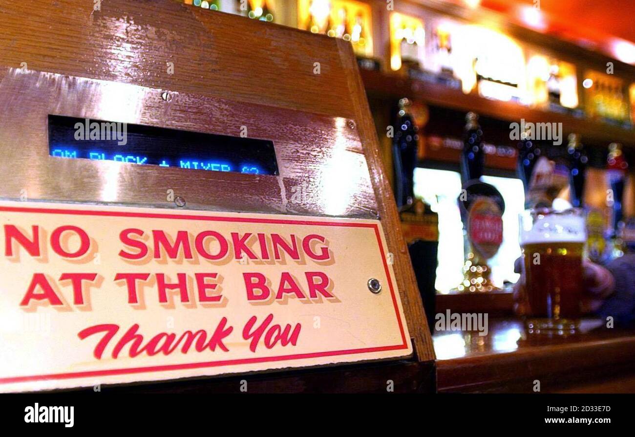 Un panneau « non-fumeurs » placé sur le côté d'un bar dans le centre de Londres. Les militants ont déclaré que plus de vies seraient sauvées en interdisant de fumer dans les lieux publics que ce qui est perdu chaque année dans les accidents de la route. Pour marquer la Journée de non-fumeurs, le directeur de la campagne, Ben Youdan, a déclaré que l'interdiction du tabac dans les pubs, les bars et tous les lieux de travail sauvera 4,800 000 vies par an en Angleterre, au pays de Galles et en Écosse. 07/04/04: Il est apparu aujourd'hui, Tim Martin, le président de JD Wetherspoon, l'une des plus grandes chaînes de pub du Royaume-Uni, a déclaré que le gouvernement devrait envisager une interdiction de fumer dans les pubs à l'échelle nationale. Ses commentaires suivent une interdiction de fumer Banque D'Images