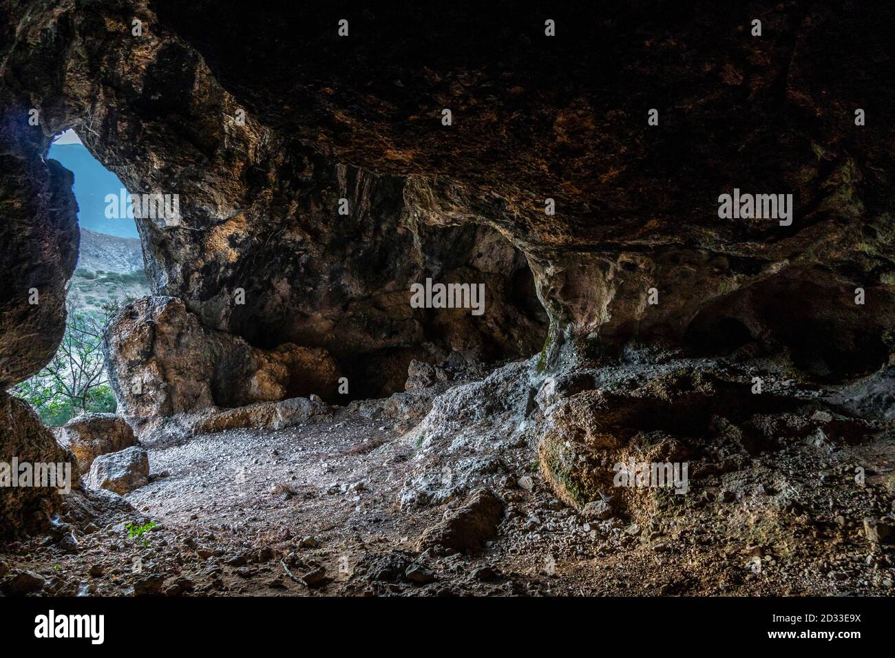 Grotte de la découverte de la tête d'un fémur d'un jeune homme Néandertal. Abruzzes, Italie, Europe Banque D'Images