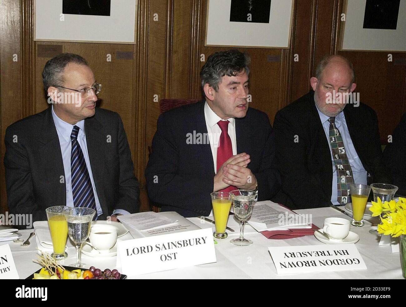 De gauche à droite - le ministre des Sciences Lord Sainsbury, le chancelier Gordon Brown et le ministre de l'éducation Charles Clarke participent à un petit-déjeuner de travail sur la stratégie proposée par le chancelier sur 10 ans pour stimuler la science et l'ingénierie au Royaume-Uni, à Downing Street, Londres. L'annonce pré-budgétaire vise à faire du secteur une des principales priorités du gouvernement en matière de dépenses. Banque D'Images