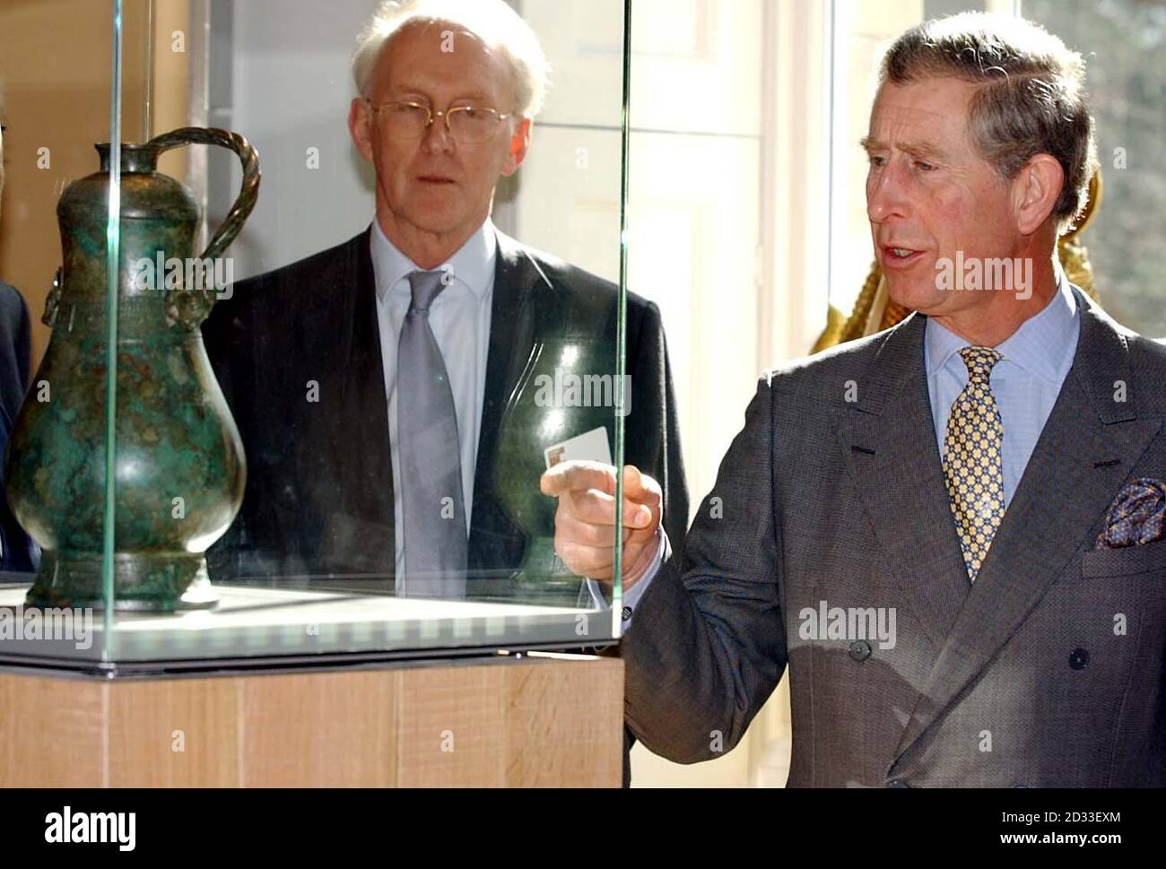 Le Prince de Galles examine l'une des expositions exposées lors d'une visite à Compton Verney House, Wellesbourne, Warwickshire. Le manoir du XVIIIe siècle, autrefois abandonné, a été transformé en galerie d'art internationale après une restauration poussée par la Fondation Peter Moores. Banque D'Images