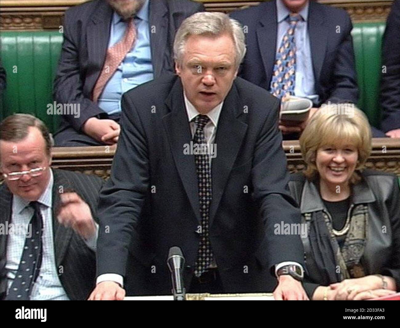 Le secrétaire de Shadow Home, David Davis, a pris la parole à la Chambre des communes dans le cadre d'un débat lancé par les conservateurs sur les normes d'autorisation d'entrée en matière d'immigration. Il fait suite à la révélation de M. Davis que le consul britannique de Bucarest fait face à une action disciplinaire après l'avoir envoyé par e-mail pour prétendre que son unité avait été informée de la levée des contrôles clés sur les demandes de certains ressortissants des 10 États devant entrer dans l'Union européenne le 1er mai. Banque D'Images