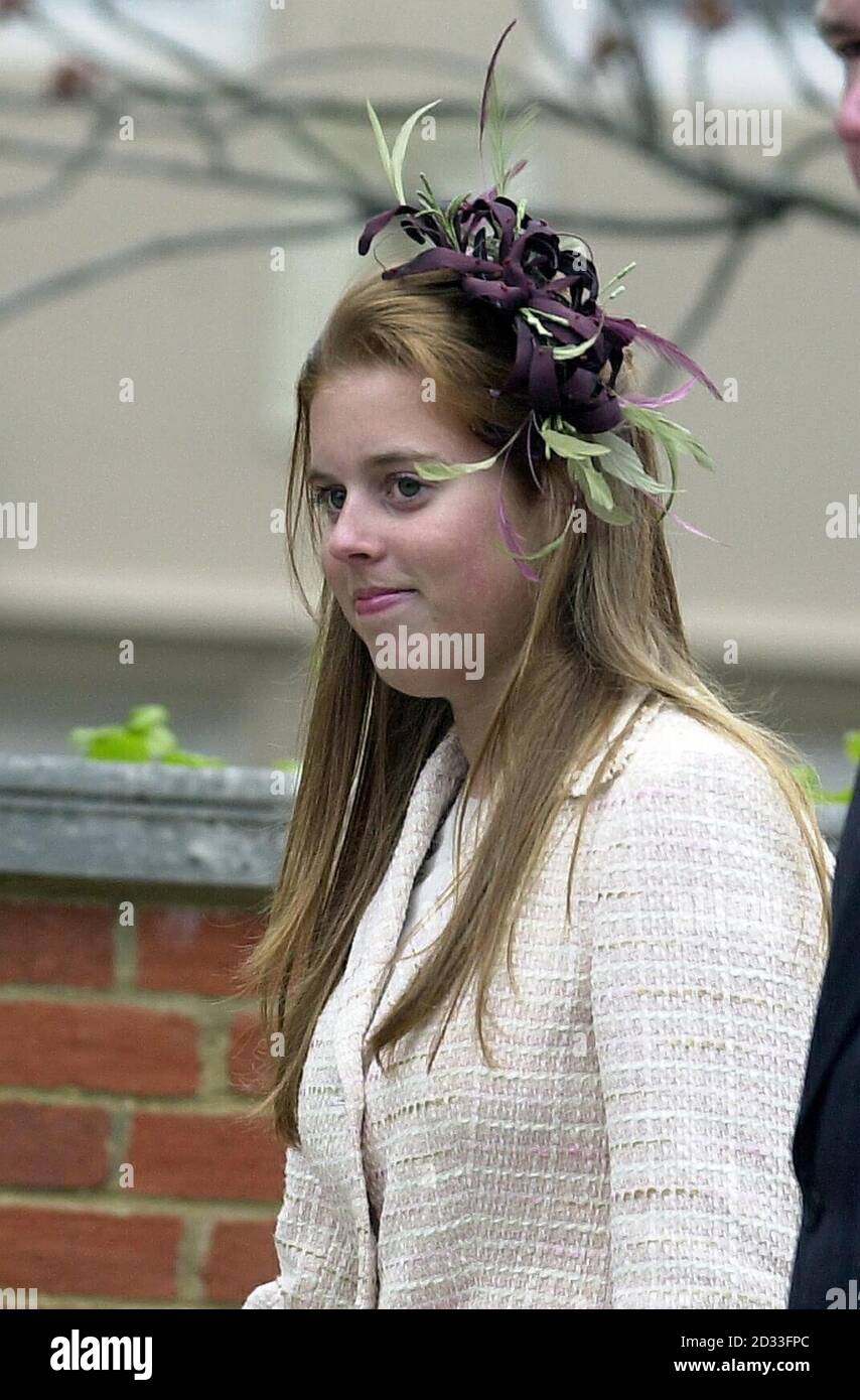 La princesse Beatrice arrive à la chapelle du château de Windsor pour le service traditionnel de l'église du dimanche de Pâques. Neuf membres de la famille étaient présents pour le service à la chapelle Saint-Georges, dans le parc du château, qui était dirigée par le doyen de Windsor, le très droit Rév David Conner. Environ 200 membres du public ont bravé le froid matin gris pour voir la famille royale arriver pour ce qui est devenu un rassemblement annuel de la famille royale. Banque D'Images