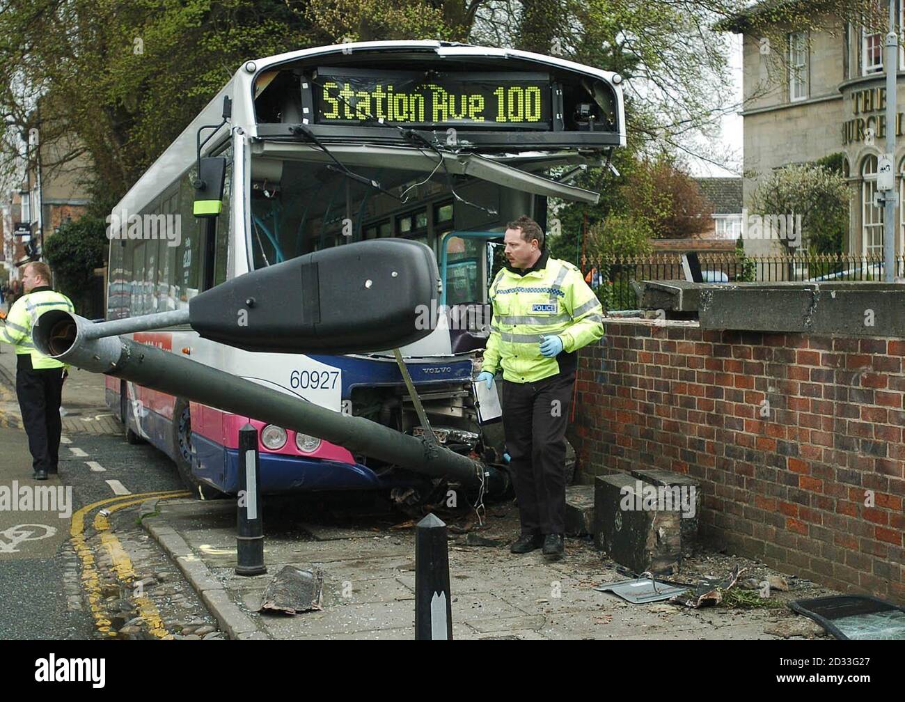 La scène d'un accident d'autobus à York où un passager est mort et quatre autres personnes ont été blessées. Le véhicule à un étage rentrait les clients des boîtes de nuit peu avant 2h du matin, lorsqu'il frappa le parapet du pont au-dessus de la ligne principale de chemin de fer de York à Scarborough, ce qui fermait l'itinéraire et perturmait les rues environnantes. Banque D'Images