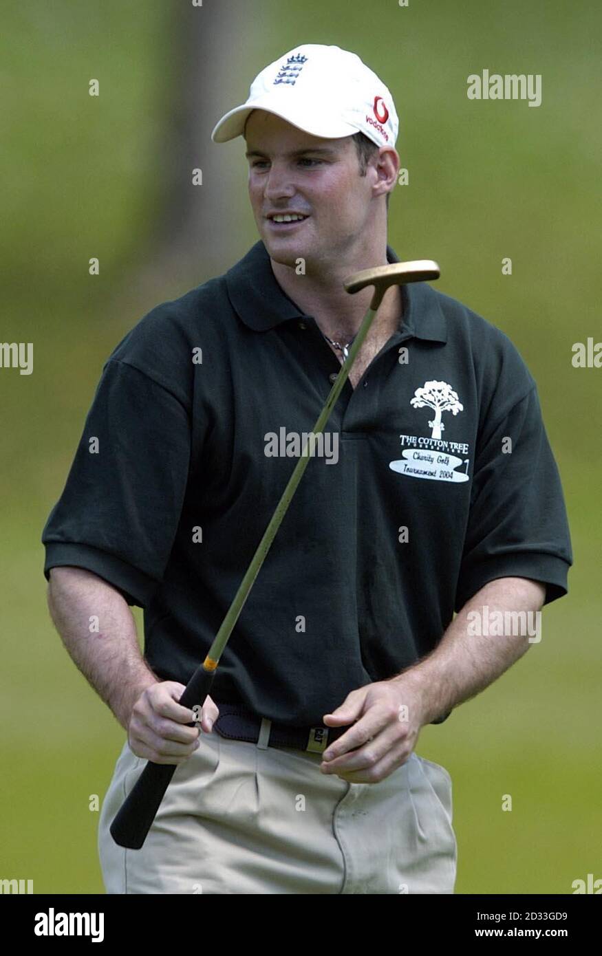 Le joueur de cricket d'Angleterre Andrew Strauss regarde son putt sur le 1er green au St Andrews Golf Club, Trinidad. Strauss participe au tournoi de golf de la Fondation Cotton Tree pour recueillir de l'argent pour les enfants privilégiés de la région du Port d'Espagne à Trinidad. Banque D'Images