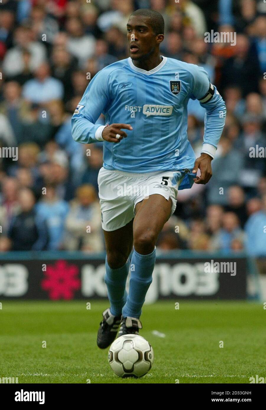 Sylvain Distin de Manchester City. CETTE IMAGE NE PEUT ÊTRE UTILISÉE QUE DANS LE CONTEXTE D'UNE FONCTION ÉDITORIALE. AUCUNE UTILISATION DE SITE WEB/INTERNET À MOINS QUE LE SITE NE SOIT ENREGISTRÉ AUPRÈS DE L'ASSOCIATION DE FOOTBALL PREMIER LEAGUE. Banque D'Images