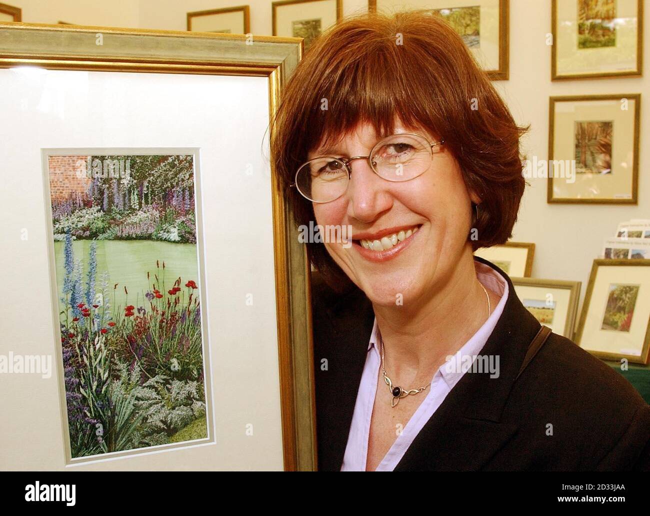 Mme Alison Holt d'Oswestry à Shropshire, avec certaines de ses broderies de machine originales sur son stand au salon Chelsea Flower, dans le centre de Londres. Les œuvres d'art peuvent prendre des semaines à produire, et sont toutes faites à son studio à la maison, la broderie qu'elle tient est un jardin de l'année dernière spectacle, et coûte 1,600. Banque D'Images