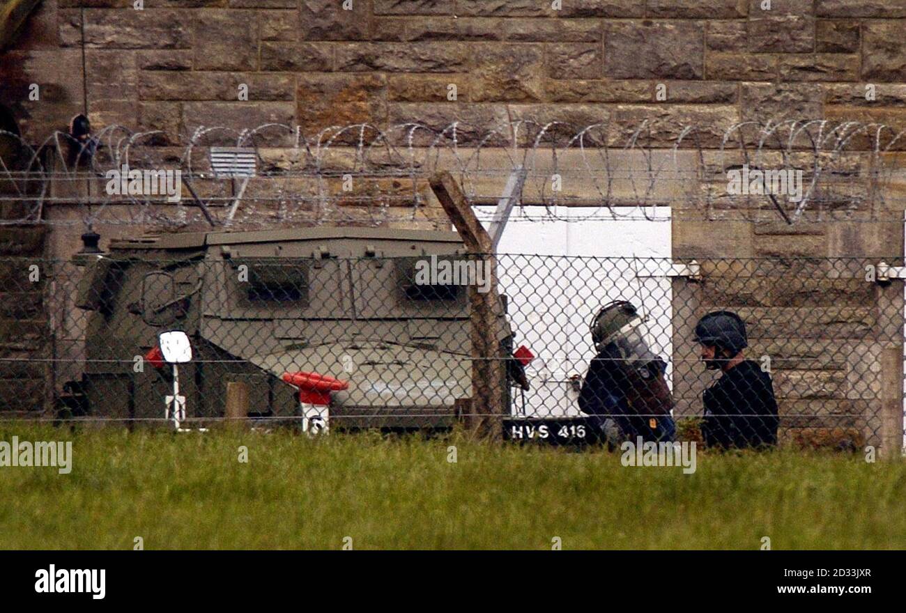Sur la photo se trouve un markman de police (à l'extrême droite) qui passe devant un camion Humbar Pig (un véhicule blindé de transport de personnes utilisé en Irlande du Nord) au Scotlands Secret Bunker (Scotlands anciennement Government Nuclear War H.Q caché profondément souterrain) Où un homme s'est cassé dans le bunker dans les premières heures et est maintenant tenu, Anstruther. Banque D'Images