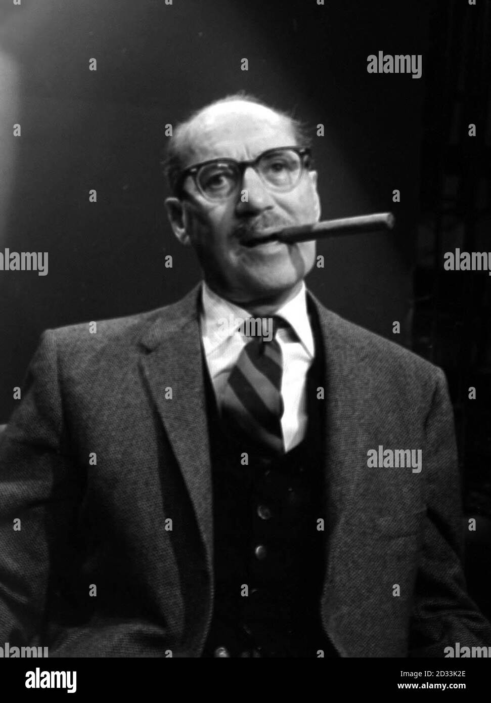 Groucho Marx à Londres avant d'apparaître sur le jeu de la célébrité. Banque D'Images
