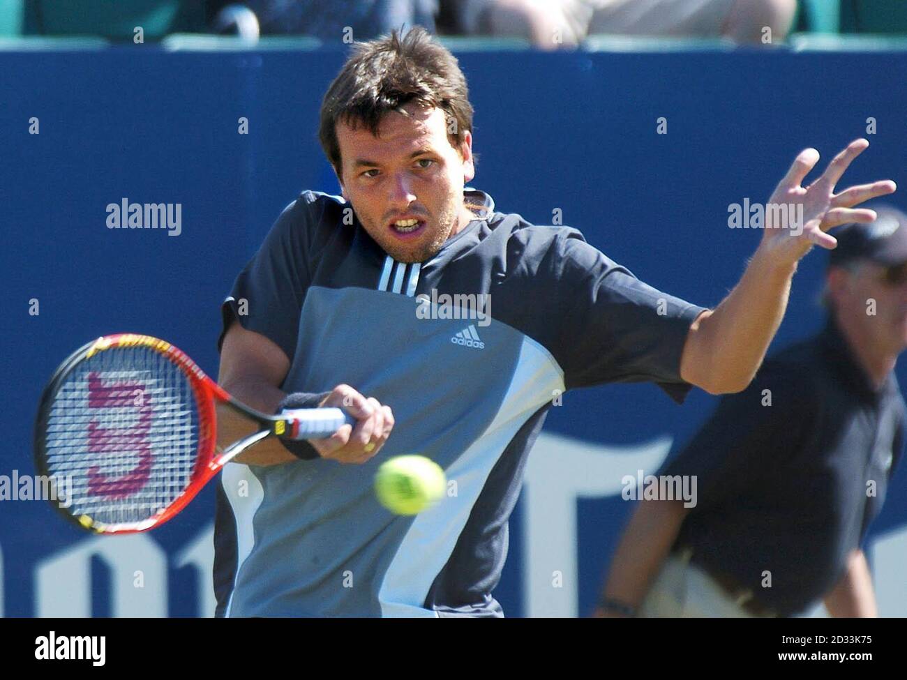 Lee Childs de Grande-Bretagne joue Hicham Arazi de Morrocco dans la première partie du tournoi de tennis Nottingham Open. Banque D'Images