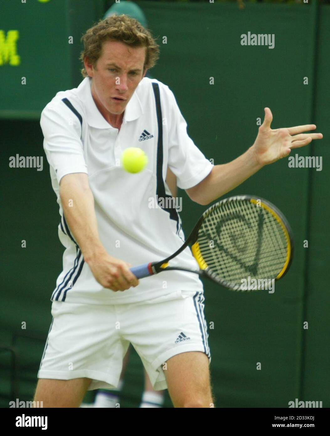 Richard Bloomfield, en Grande-Bretagne, en action contre Feliciano Lopez, d'Espagne, aux championnats de tennis de pelouse à Wimbledon, Londres. Banque D'Images