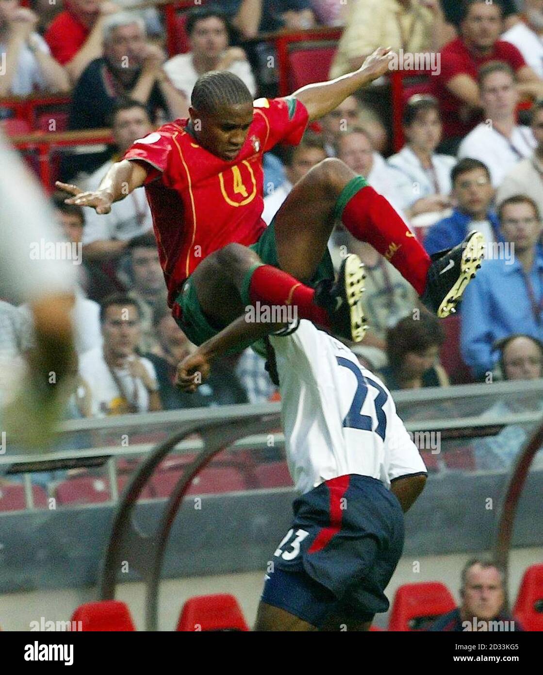 Le Darius Vassell d'Angleterre (en bas) lutte avec le Jorge Andrade du Portugal pour le match de quart de finale de l'Euro 2004 à l'Estadio de Luz, Lisbonne, Portugal. UTILISATION ÉDITORIALE UNIQUEMENT, PAS D'UTILISATION DE TÉLÉPHONE MOBILE OU PDA. UTILISATION D'INTERNET UNIQUEMENT SUR LES SITES AUTORISÉS PAR L'UEFA, PUIS PAS PLUS DE 10 PHOTOGRAPHIES PAR MOITIÉ DU TEMPS DE JEU NORMAL ET CINQ PHOTOGRAPHIES PAR MOITIÉ DE TEMPS SUPPLÉMENTAIRE PEUVENT ÊTRE PUBLIÉES VIA INTERNET AVEC UN INTERVALLE D'AU MOINS UNE MINUTE ENTRE LA PUBLICATION DE CHACUNE DE CES PHOTOGRAPHIES. Banque D'Images