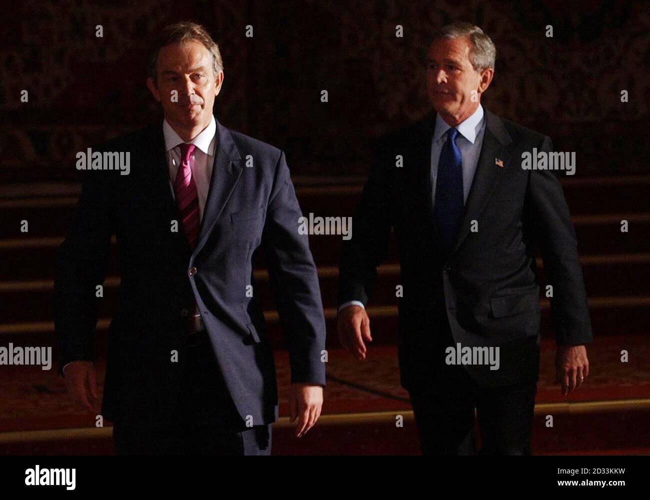 Le Premier ministre britannique Tony Blair, suivi par le président américain George Bush (à droite) lors d’une conférence de presse lors du sommet de l’OTAN à Istanbul, en Turquie. Banque D'Images