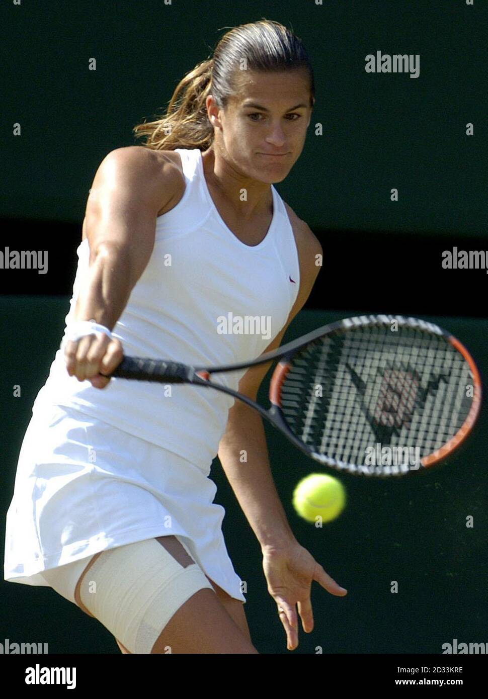 Amélie Mauresmo, de France, en action contre la championne défenderesse  Serena Williams, des États-Unis, lors de la demi-finale du tournoi féminin  des championnats de tennis de pelouse à Wimbledon, Londres Photo Stock -