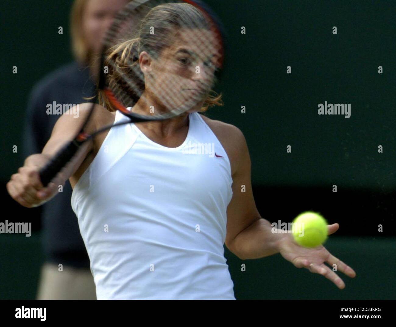 Amélie Mauresmo, de France, en action contre la championne défenderesse Serena Williams, des États-Unis, lors de la demi-finale du tournoi féminin des championnats de tennis de pelouse à Wimbledon, Londres Banque D'Images