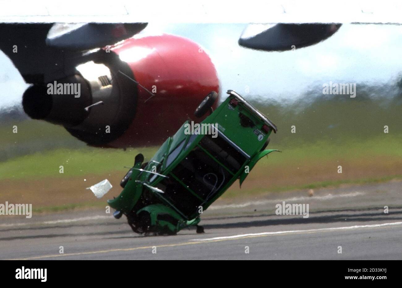 Une voiture Citroën 2CV est renversée et balayée par le jet-wash d'un Boeing 747-400 de Virgin Atlantic après avoir été placée dans l'explosion de l'avion par une équipe de l'émission télévisée de la BBC « Top Gear » à l'aéroport de Prestwick en Écosse. Les spectateurs peuvent voir par eux-mêmes tous les effets lorsque le programme est transmis le 18 juillet et regarder comment la voiture a été soufflée de plus de 100 mètres lorsque les moteurs de l'avion ont été ouverts jusqu'à 99 % de la puissance de décollage. Banque D'Images