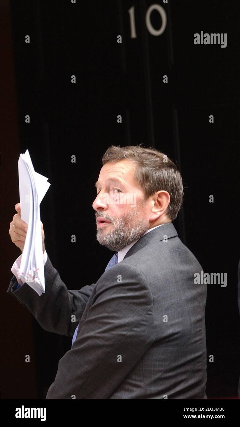 Le secrétaire à l'intérieur David Blunkett arrive pour une réunion du cabinet au No 10 Downing St. 15/12/04: Blunkett a démissionné de son poste de secrétaire à l'intérieur. Banque D'Images Le secrétaire à l'intérieur David Blunkett arrive pour une réunion du cabinet au No 10 Downing St. 15/12/04: Blunkett a démissionné de son poste de secrétaire à l'intérieur. Banque D'Images