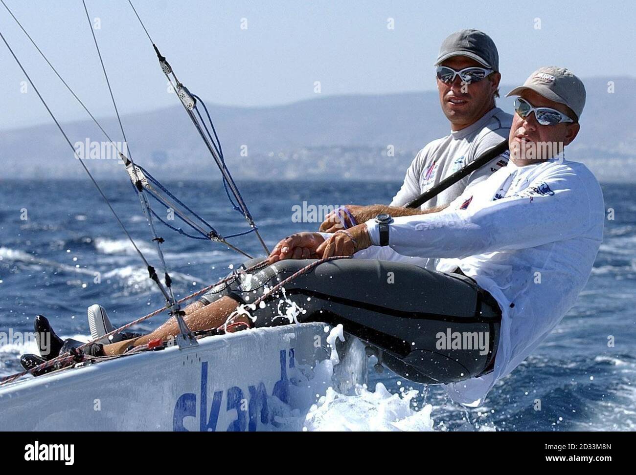 Iain Percy (à gauche) de Southampton et Steve Mitchell de Dorking sur l'eau pendant la journée de prévisualisation de l'équipe olympique de l'Association royale de Yachting à leur base d'Athènes, en Grèce. La paire sera en compétition dans la classe Star aux Jeux Olympiques d'Athènes 2004 dans le cadre de l'équipe de voile de Grande-Bretagne. Banque D'Images