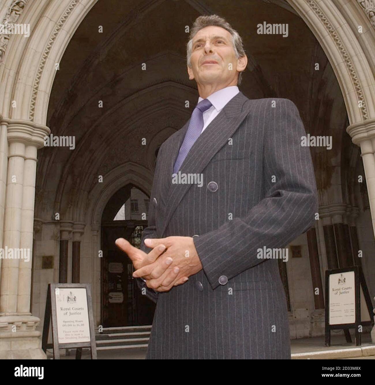 Le baron Nicholas van Hoogstraten quitte la High court à Londres, après avoir remporté la majeure partie de son appel sur les 5 millions de réclamations de la famille de l'homme qu'il a été emprisonné pour meurtre et ensuite autorisé. Hoogstraten, 59 ans, a été condamné à 10 ans de prison en 2002 pour homicide involontaire coupable de Mohammed Raja, mais la condamnation a été annulée par la Cour d'appel criminelle l'année dernière. Banque D'Images