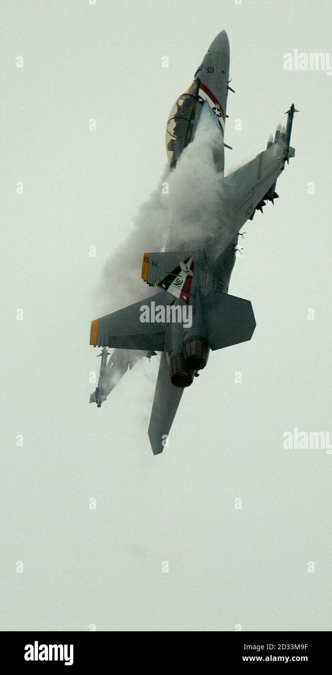 Un Boeing F/A 18F de la Marine américaine en action au salon de l'aviation international de Farnborough dans le Hampshire. Banque D'Images