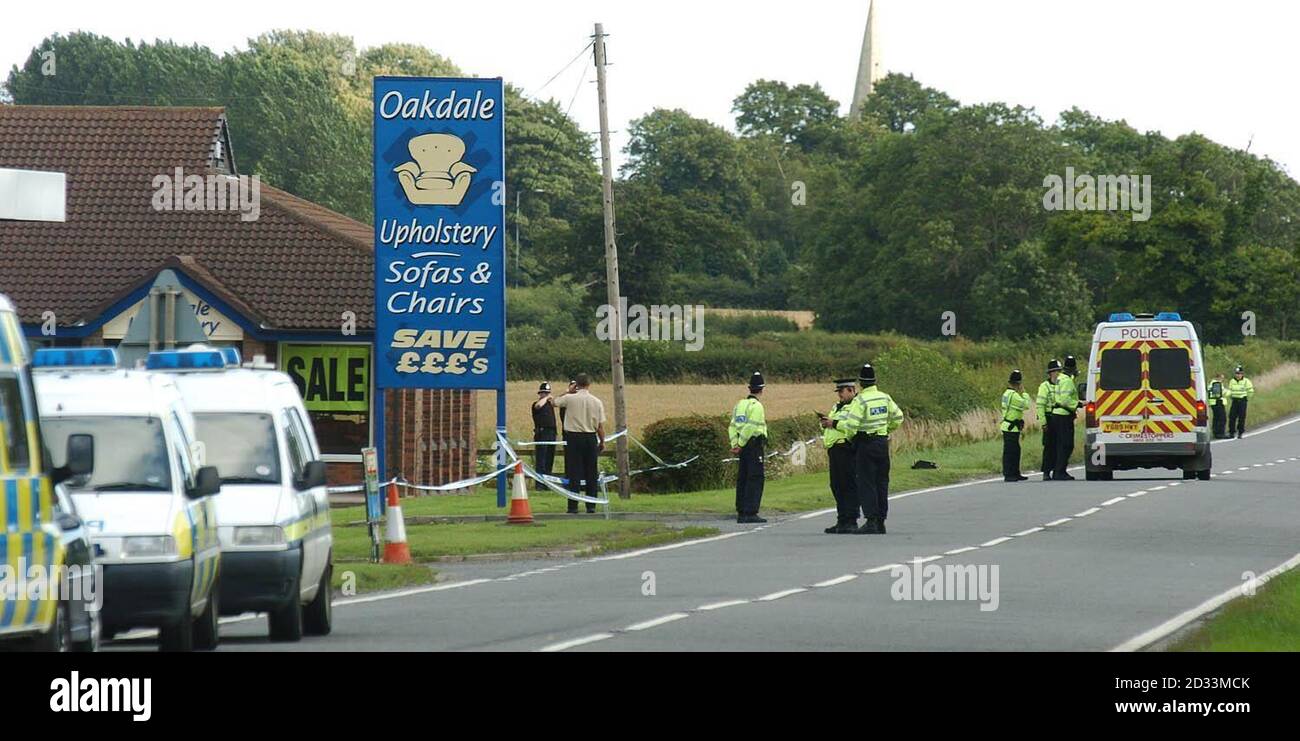 La police se trouve sur les lieux du poste de service de l'A19 dans le North Yorkshire où Mark Hobson, l'homme qui voulait poser des questions sur plus de deux meurtres doubles, a été arrêté. La police voulait interroger Hobson à propos du meurtre de jumeaux, Claire et Diane Sanderson, et d'un couple âgé, James et Joan Britton, la même nuit. Banque D'Images