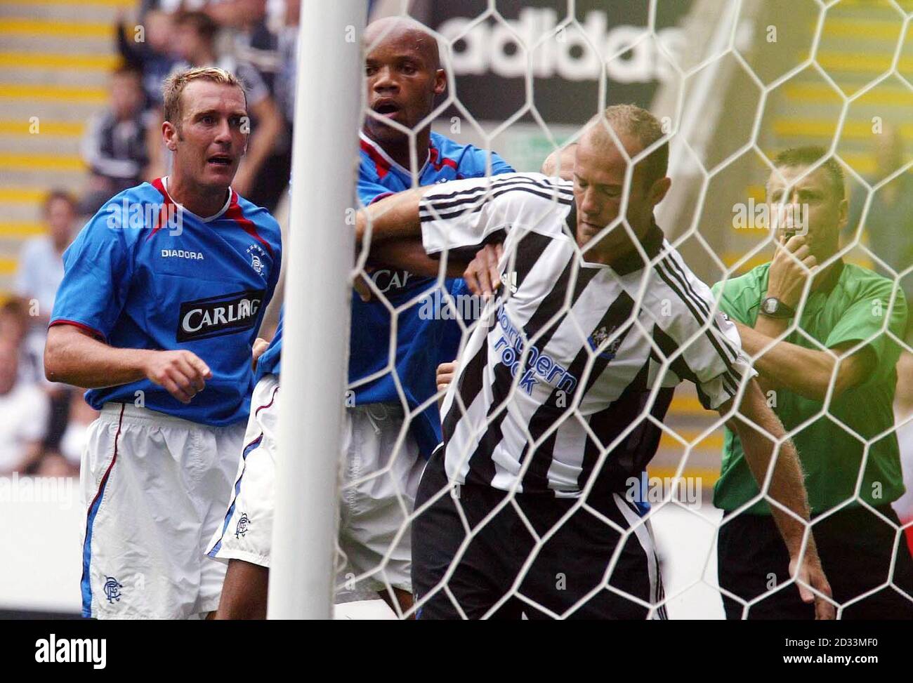 Alan Shearer, de Newcastle United, a participé à un incident qui a conduit à un échange chauffé avec Fernando Ricksen (à gauche) des Rangers lors de la Newcastle Gateshead Cup à St James' Park, Newcastle, le samedi 31 juillet 2004. Banque D'Images