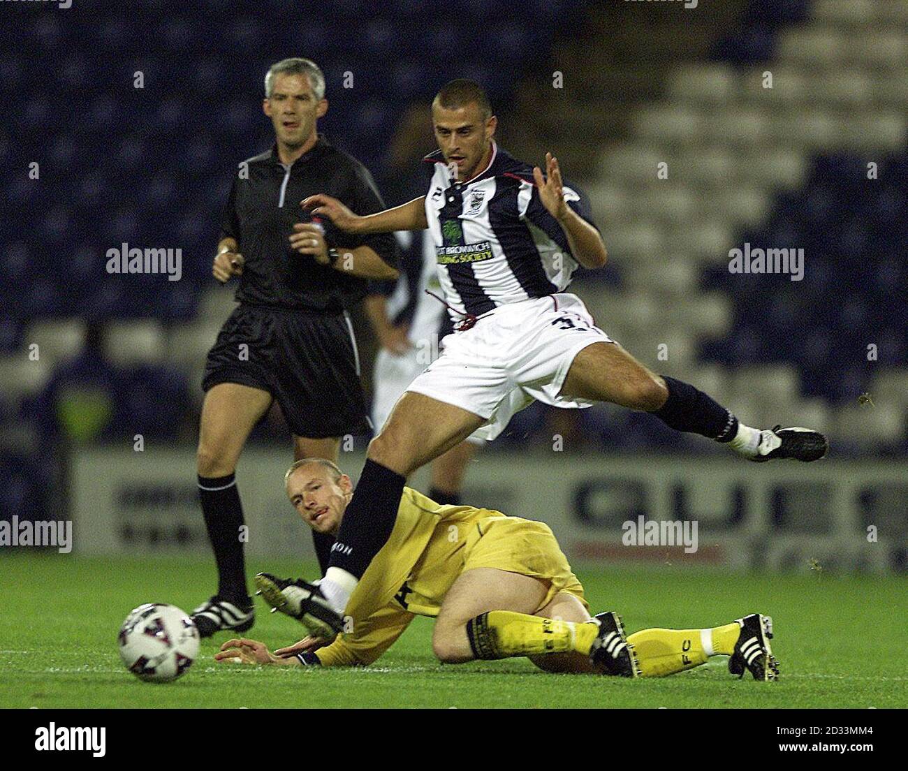 Neil Clement de West Bromwich Albion saute le défi de Lee Cartwright (en bas) de Preston North End lors du match national de la division un aux Hawthorns. Banque D'Images