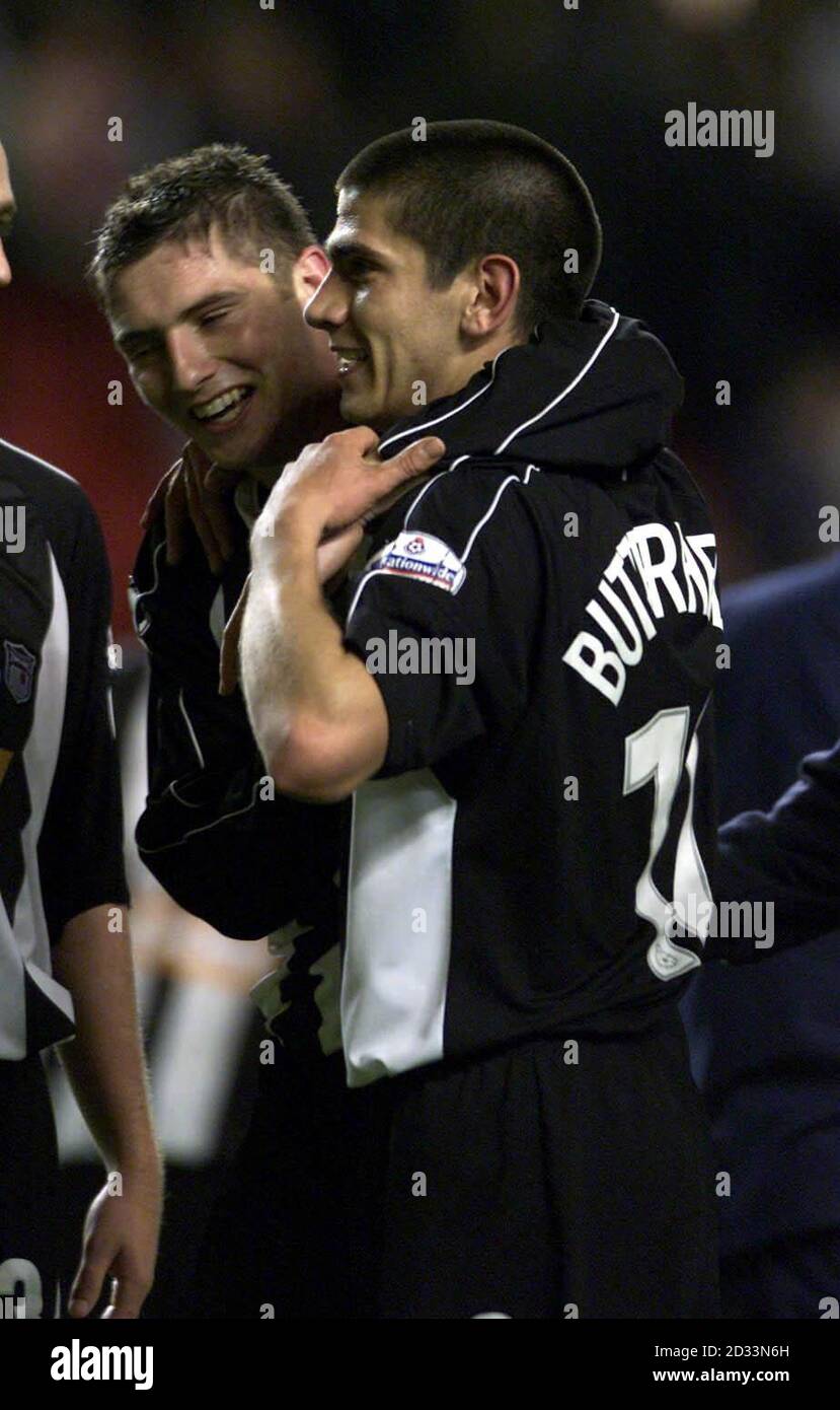 Phil Jevons, héros de Grimsby Town (à gauche) et Danny Butterfield célèbrent la victoire supplémentaire sur Liverpool lors du match du troisième tour de la coupe Worthington à Anfield, Liverpool. CETTE IMAGE NE PEUT ÊTRE UTILISÉE QUE DANS LE CONTEXTE D'UNE FONCTION ÉDITORIALE. AUCUNE UTILISATION DE SITE WEB/INTERNET À MOINS QUE LE SITE NE SOIT ENREGISTRÉ AUPRÈS DE L'ASSOCIATION DE FOOTBALL PREMIER LEAGUE. Banque D'Images Phil Jevons, héros de Grimsby Town (à gauche) et Danny Butterfield célèbrent la victoire supplémentaire sur Liverpool lors du match du troisième tour de la coupe Worthington à Anfield, Liverpool. CETTE IMAGE NE PEUT ÊTRE UTILISÉE QUE DANS LE CONTEXTE D'UNE FONCTION ÉDITORIALE. AUCUNE UTILISATION DE SITE WEB/INTERNET À MOINS QUE LE SITE NE SOIT ENREGISTRÉ AUPRÈS DE L'ASSOCIATION DE FOOTBALL PREMIER LEAGUE. Banque D'Images