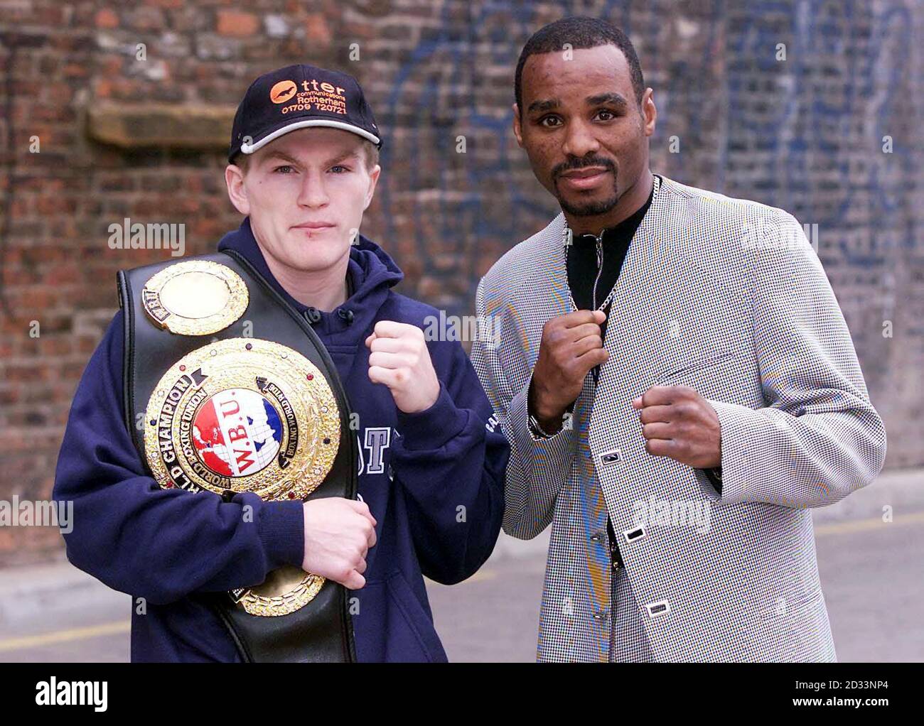 Ricky Hatton (à gauche) le champion du monde WBU Light-Welterweight avec le challenger Freddie Pendleton des États-Unis, lors d'une conférence de presse à Manchester. Ils se combattent le samedi 27 octobre 2001 à la MEN Arena de Manchester. Banque D'Images