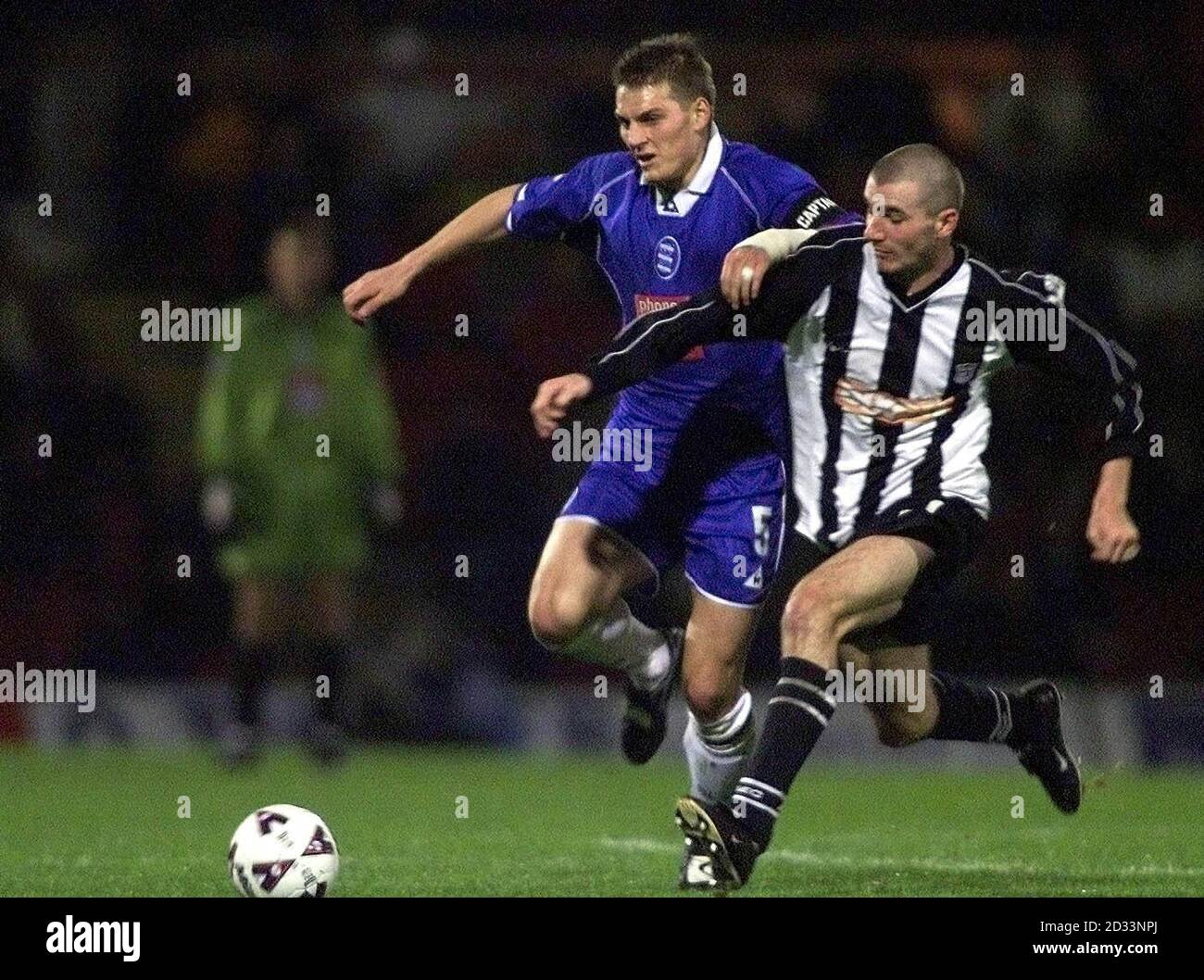 Alan Pouton, de Grimsby Town (à droite), lutte pour le ballon avec Darren Purse, de Birmingham City, lors du match national de la division One au parc Blundell, à Cleethorpes. CETTE IMAGE NE PEUT ÊTRE UTILISÉE QUE DANS LE CONTEXTE D'UNE FONCTION ÉDITORIALE. PAS D'UTILISATION DU SITE WEB DU CLUB OFFICIEUX Banque D'Images