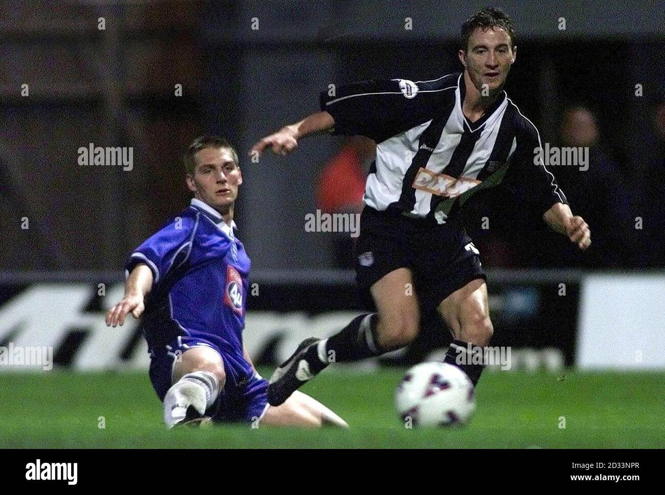 Michael Boulding de Grimsby Town (à droite) passe devant Martin Grainger de Birmingham City lors du match de la division One à Blundell Park, Cleethorpes. Banque D'Images