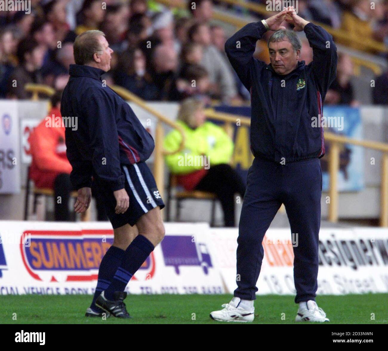 Stan Ternant (à droite), le Manager abattu de Burnley, avec l'entraîneur Sam Ellis (à gauche), qui se dirige vers une défaite à trois buts lors du match de la Nationwide Division One entre Wolverhampton Wanderers et Burnley à Moulinex, Wolverhampton. CETTE IMAGE NE PEUT ÊTRE UTILISÉE QUE DANS LE CONTEXTE D'UNE FONCTION ÉDITORIALE. PAS D'UTILISATION DU SITE WEB DU CLUB OFFICIEUX Banque D'Images