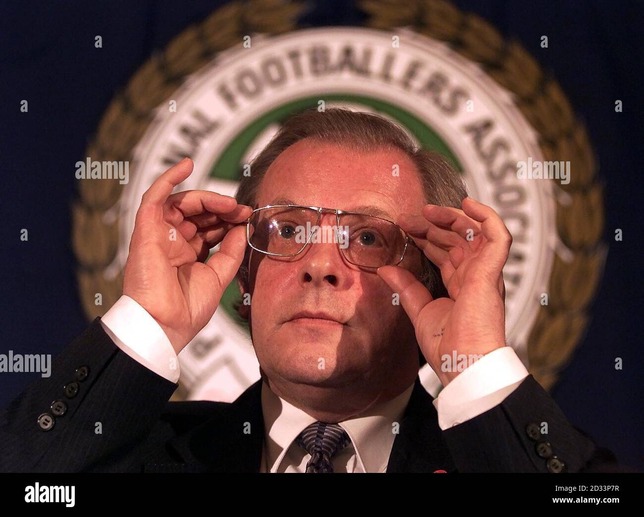 Gordon Taylor, directeur général de l'Association des footballeurs professionnels, s'entretient avec les médias lors d'une conférence de presse à Manchester où il a annoncé que plus de 99% de ses membres avaient voté en faveur de la grève. Banque D'Images