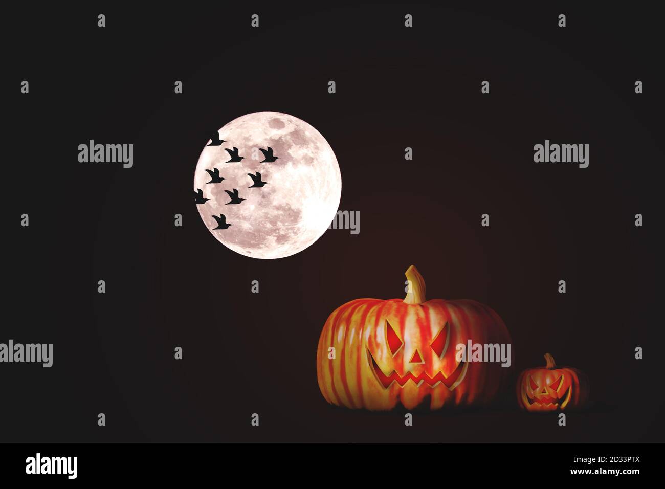 Citrouilles d'Halloween la nuit sous la pleine lune dans la forêt. Banque D'Images