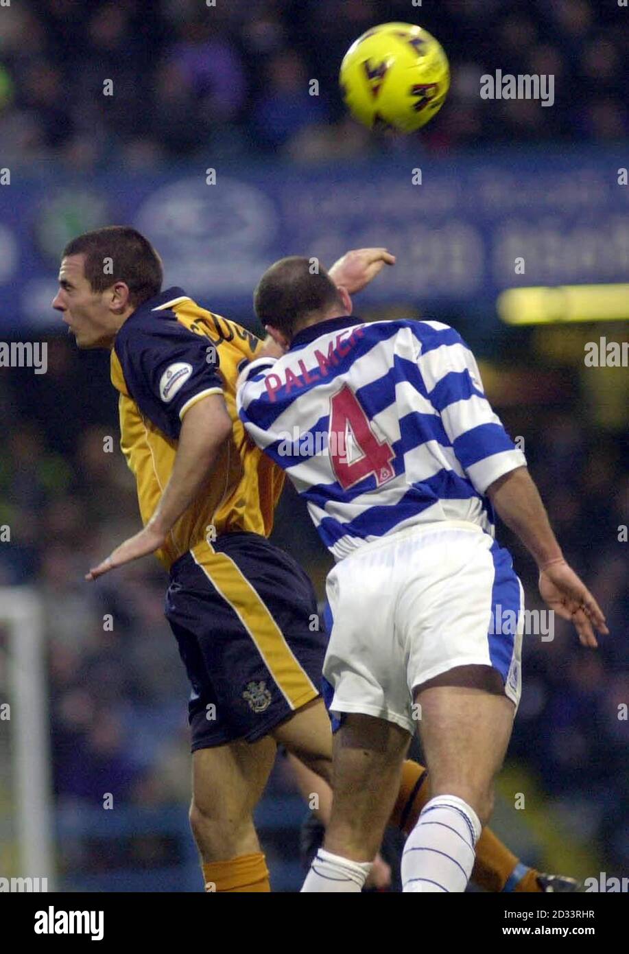 Le Gareth Seddon de bury (à gauche) se trouve aux côtés de Steve Palmer, de Queen's Park Rangers, lors de leur match national de la division deux au terrain de Loftus Road de QPR à Londres. CETTE IMAGE NE PEUT ÊTRE UTILISÉE QUE DANS LE CONTEXTE D'UNE FONCTION ÉDITORIALE. PAS D'UTILISATION DU SITE WEB DU CLUB OFFICIEUX. Banque D'Images