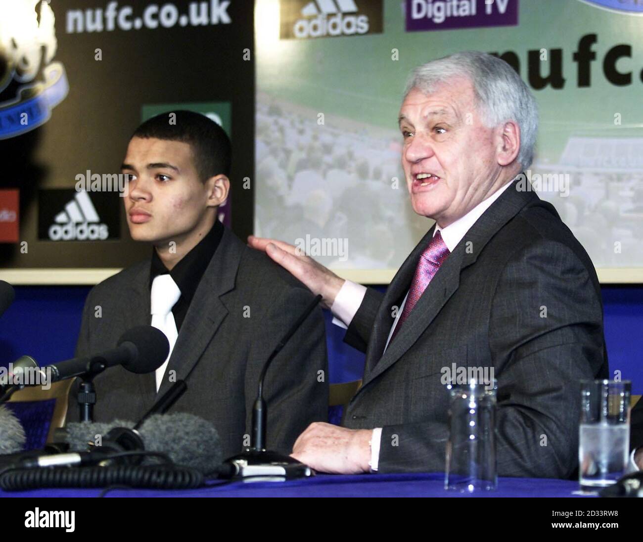 Le skipper d'Angleterre des moins de 19 ans Jermaine Jenas, à gauche, est présenté aux médias par le directeur de Newcastle United Bobby Robson après avoir terminé son déplacement de 5 millions à Newcastle United. L'homme de 18 ans est arrivé à Tyneside pour discuter de conditions personnelles après que l'ancien club de Nottingham Forest ait accepté l'offre des Magpies, et un accord a été conclu. Le transfert était assujetti aux résultats d'un médecin, qui a été reçu ce matin pour permettre à l'entente de passer. CETTE IMAGE NE PEUT ÊTRE UTILISÉE QUE DANS LE CONTEXTE D'UNE FONCTION ÉDITORIALE. PAS D'UTILISATION DE SITE WEB/INTERNET À MOINS QUE LE SITE SOIT ENREGISTRÉ AUPRÈS DE FOOTBALL ASSOCIATIONPREMI Banque D'Images
