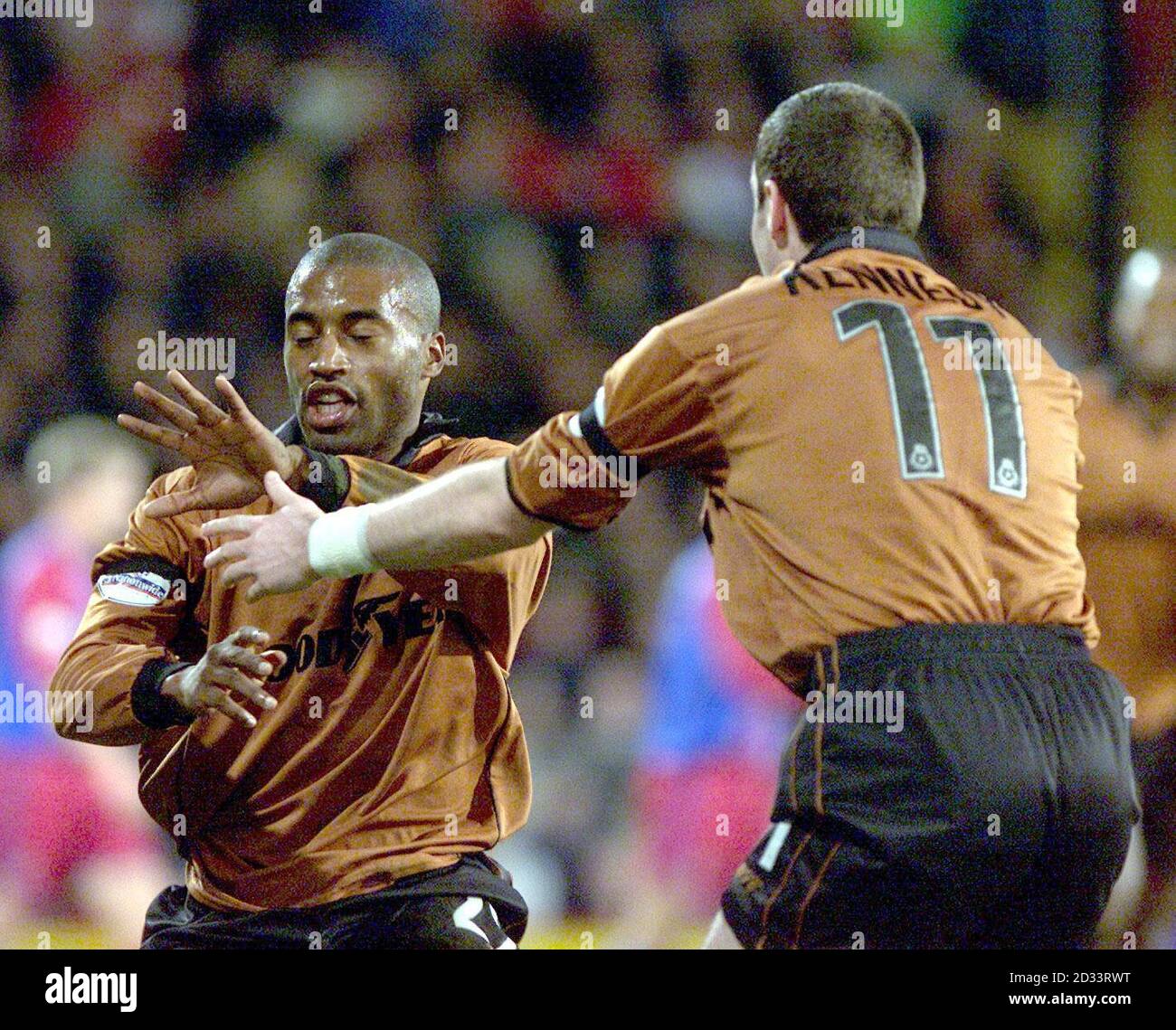 Dean Sturridge de Wolverhampton Wanderers fête avec Mark Kennedy (à droite) après une prise de vue de 25 mètres pour marquer le premier but contre les hôtes Crystal Palace, lors de leur match Nationwide Division One à Selhurst Park, Londres. CETTE IMAGE NE PEUT ÊTRE UTILISÉE QUE DANS LE CONTEXTE D'UNE FONCTION ÉDITORIALE. PAS D'UTILISATION DU SITE WEB DU CLUB OFFICIEUX. Banque D'Images