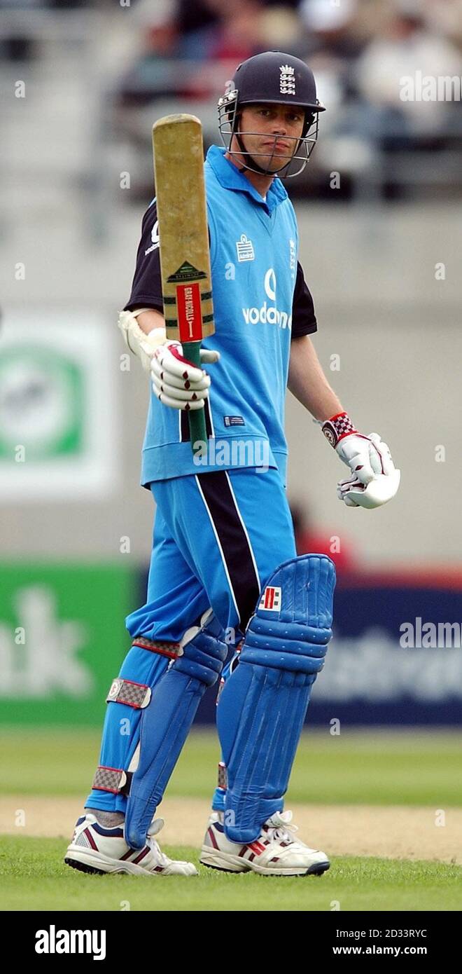 Nick Knight, en Angleterre, élève sa chauve-souris après avoir marqué un siècle au cours de la première journée internationale contre la Nouvelle-Zélande au Jade Stadium, Christchurch, Nouvelle-Zélande, aujourd'hui mardi 12 février 2002. L'Angleterre a terminé sur 196 avec Knight marquant 73 balles sur 70. Banque D'Images