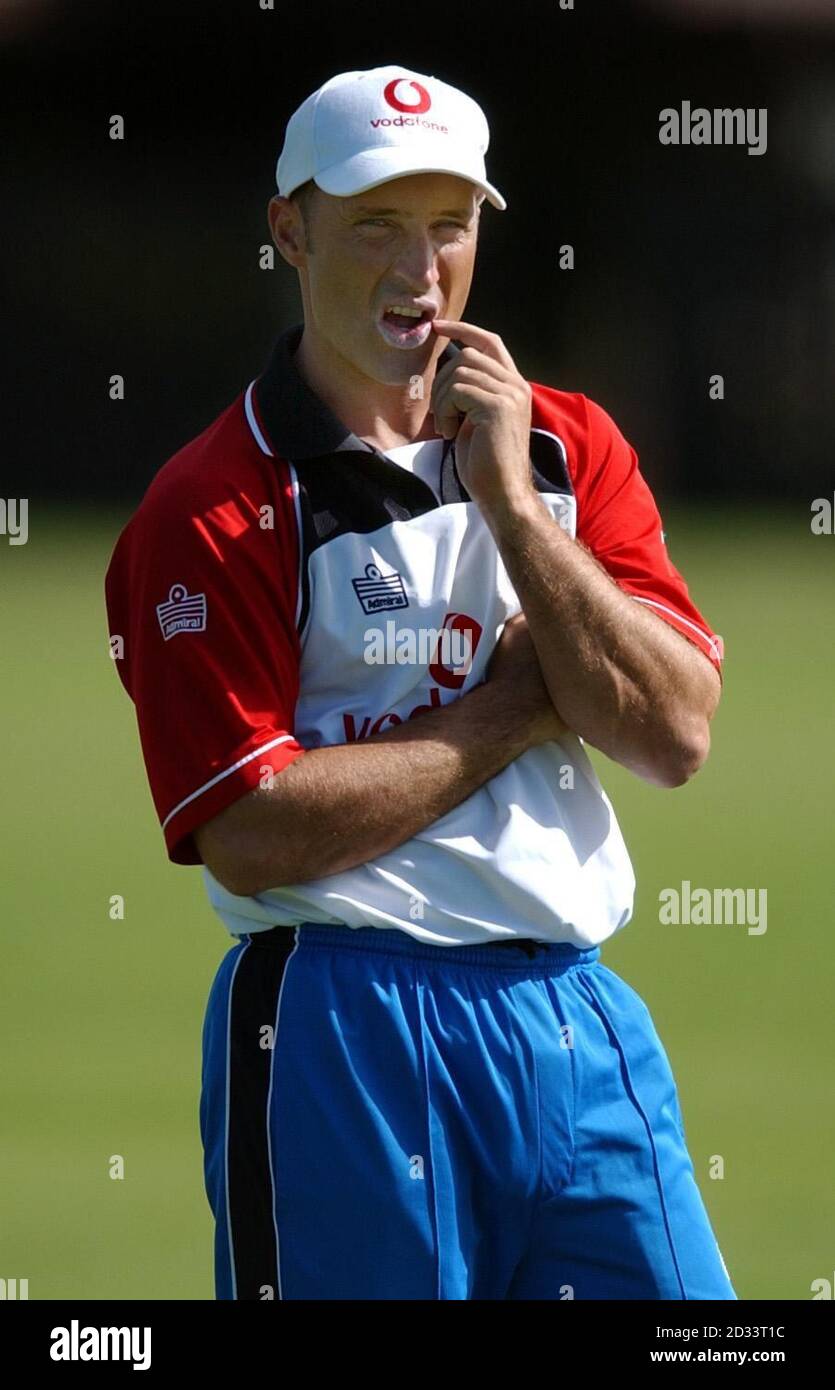 Nasser Hussain, skipper d'Angleterre, lors d'une session Internet à Napier, en Nouvelle-Zélande, avant la troisième journée internationale contre la Nouvelle-Zélande. Banque D'Images