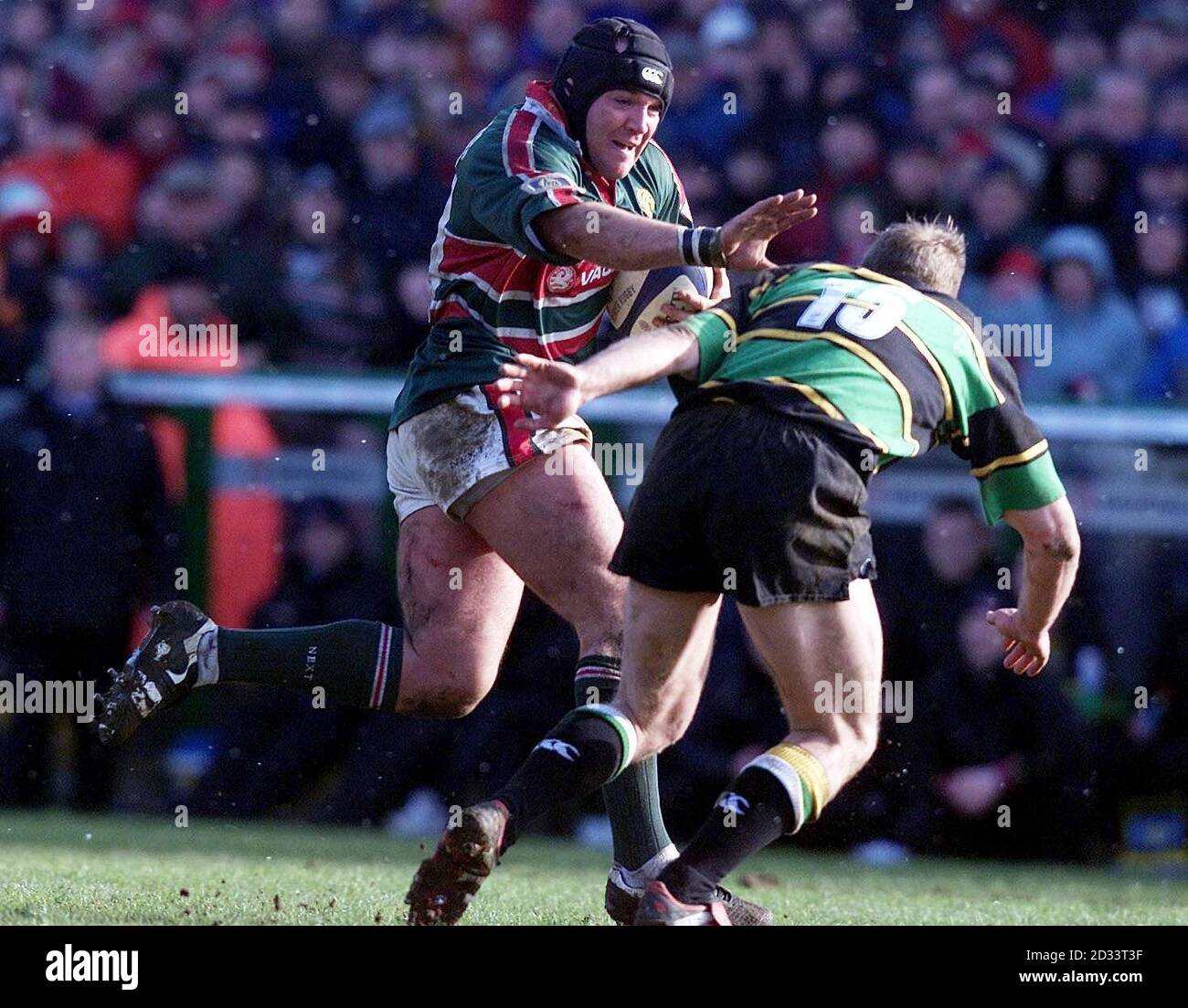 Perry Freshwater de Leicester, à gauche, met Nick Beal de Northampton sur le chemin de marquer la première tentative des Tigers lors de leur match de Zurich Premiership au terrain de Welford Road de Leicester. Banque D'Images