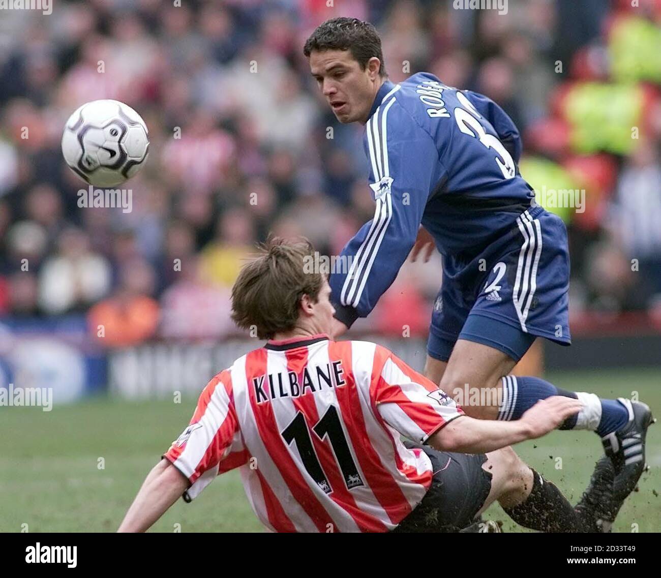 Laurent Robert de Newcastle passe le ballon au-dessus de Kevin Kilbane de Sunderland lors de leur match de First ership de FA Barclaycard au Sunderland's Stadium of Light. CETTE IMAGE NE PEUT ÊTRE UTILISÉE QUE DANS LE CONTEXTE D'UNE FONCTION ÉDITORIALE. AUCUNE UTILISATION DE SITE WEB/INTERNET À MOINS QUE LE SITE NE SOIT ENREGISTRÉ AUPRÈS DE L'ASSOCIATION DE FOOTBALL PREMIER LEAGUE. Banque D'Images