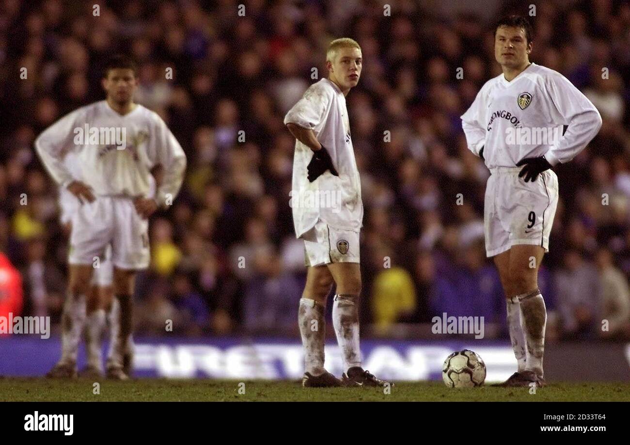 Alan Smith (au centre) et Mark Viduka (à droite) de Leeds United ont participé à la rediffusion télévisée du but Jan Vennégociation de Hesselink, qui les a sortis de la coupe, lors de leur quatrième tour de l'UEFA Cup, deuxième match de jambe au terrain d'Elland Road de Leeds contre le PSV Eindhoven. Banque D'Images