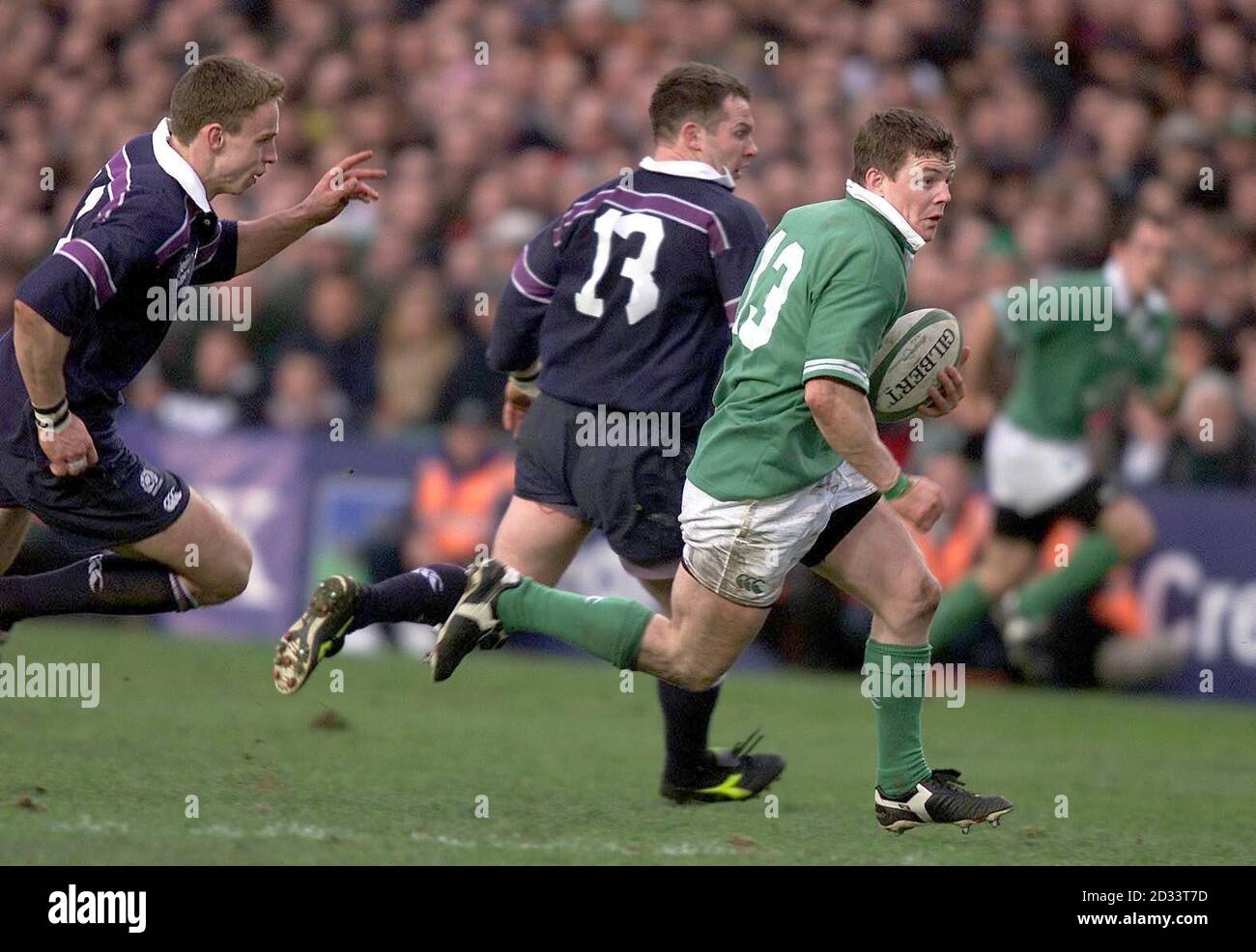 Brain O'Driscoll s'éloigne pour marquer sa troisième tentative contre l'Écosse lors de la victoire de l'Irlande en 43-22 à Lansdowne Road, Dublin. Banque D'Images